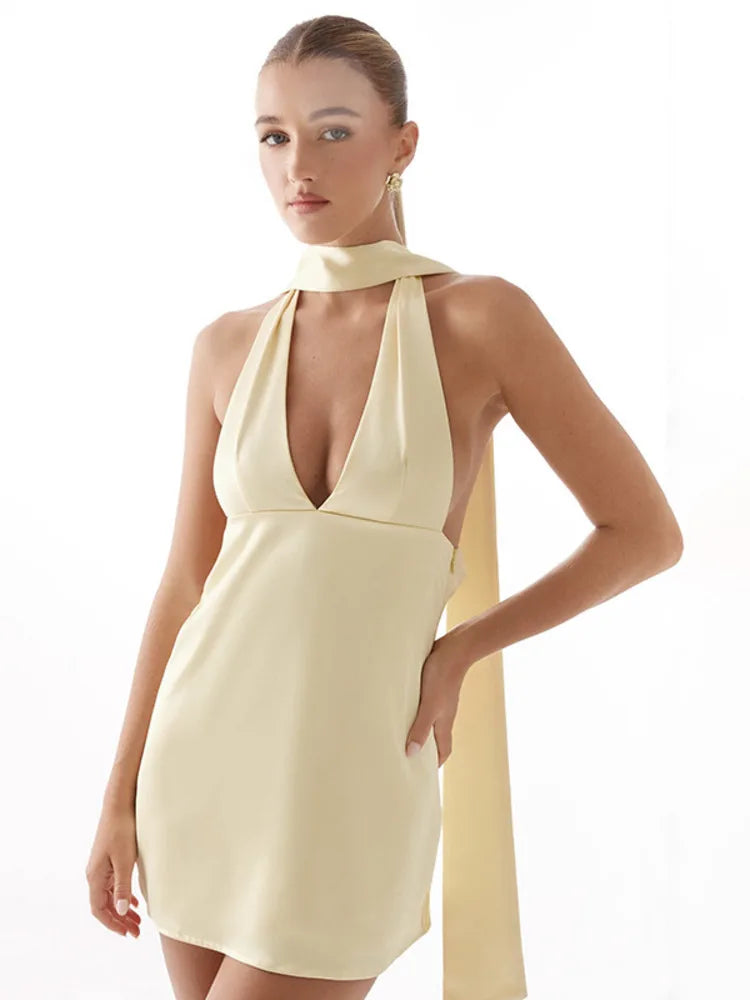 שמלת מיני סאטן מחשוף V בעיטור צעיף תואם - קרינה