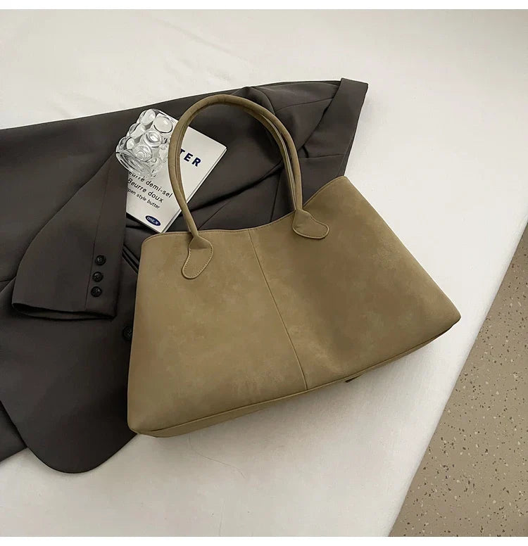 Suede bag with classic design