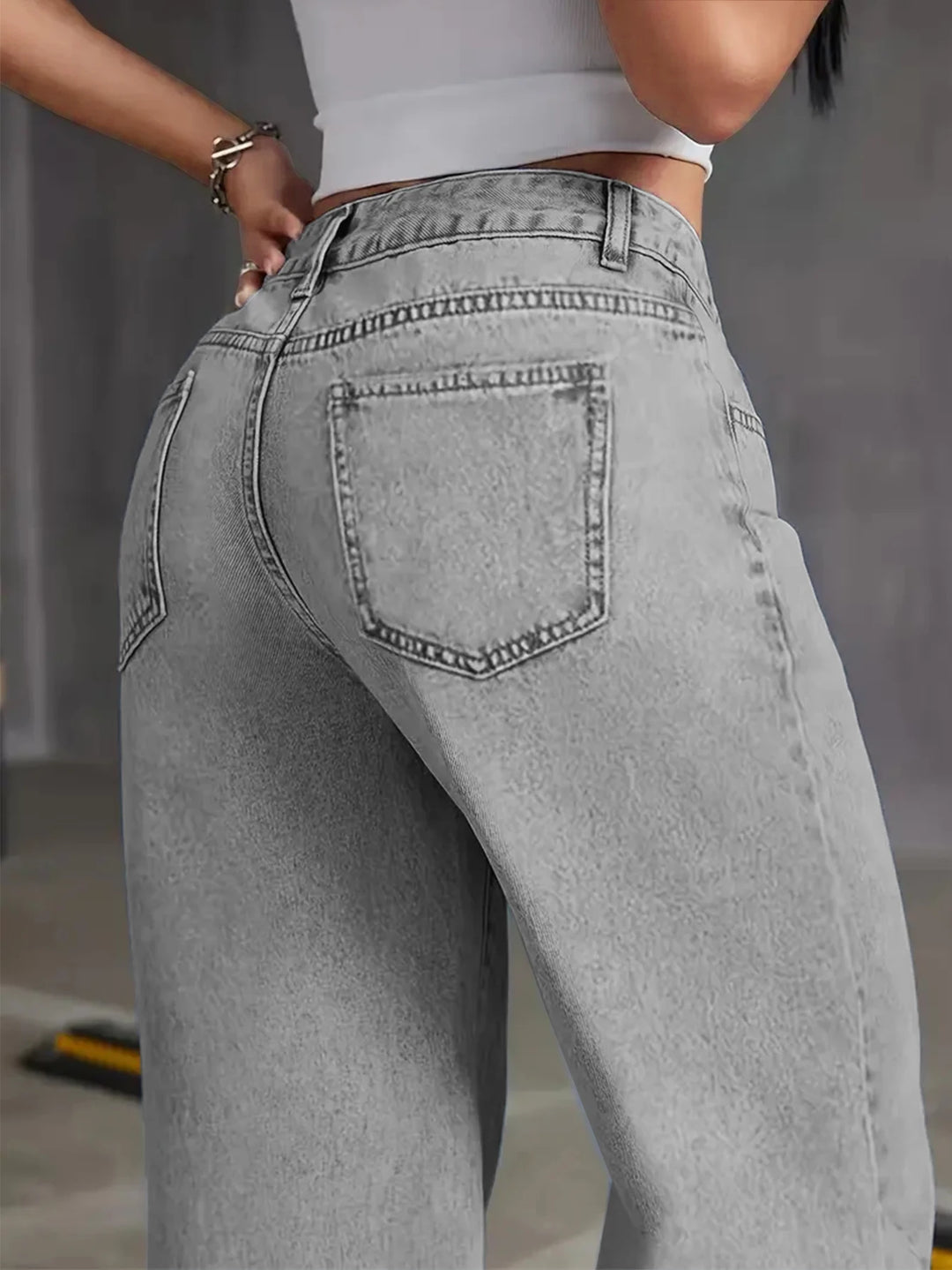 Mid-waisted jeans, LOOSE style
