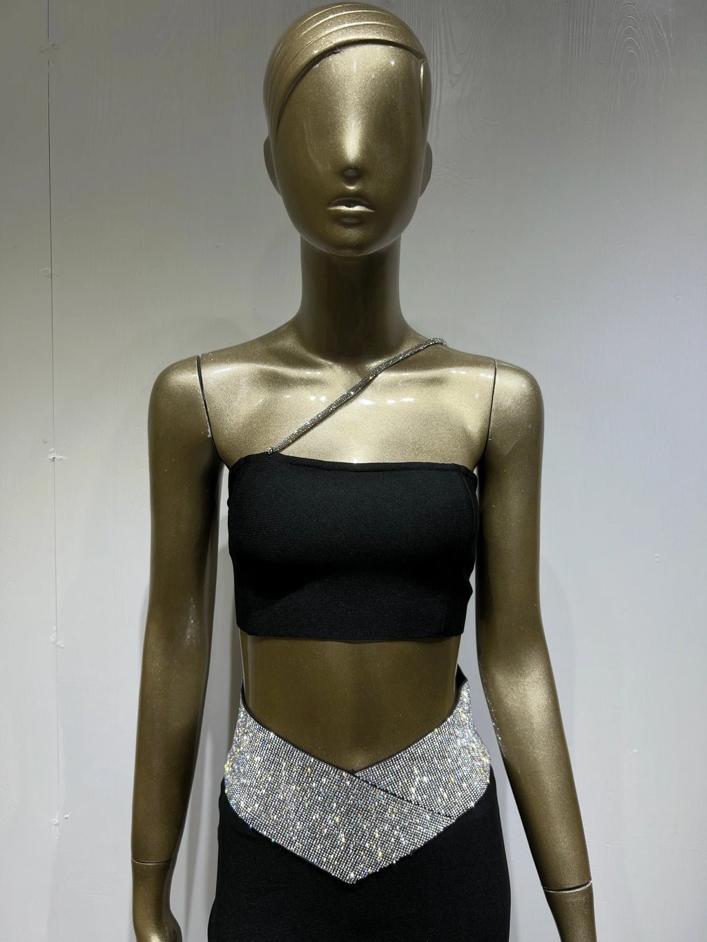 סט שני חלקים בעיטור זרקונים חצאית מקסי וטופ סטרפלס - LUAN