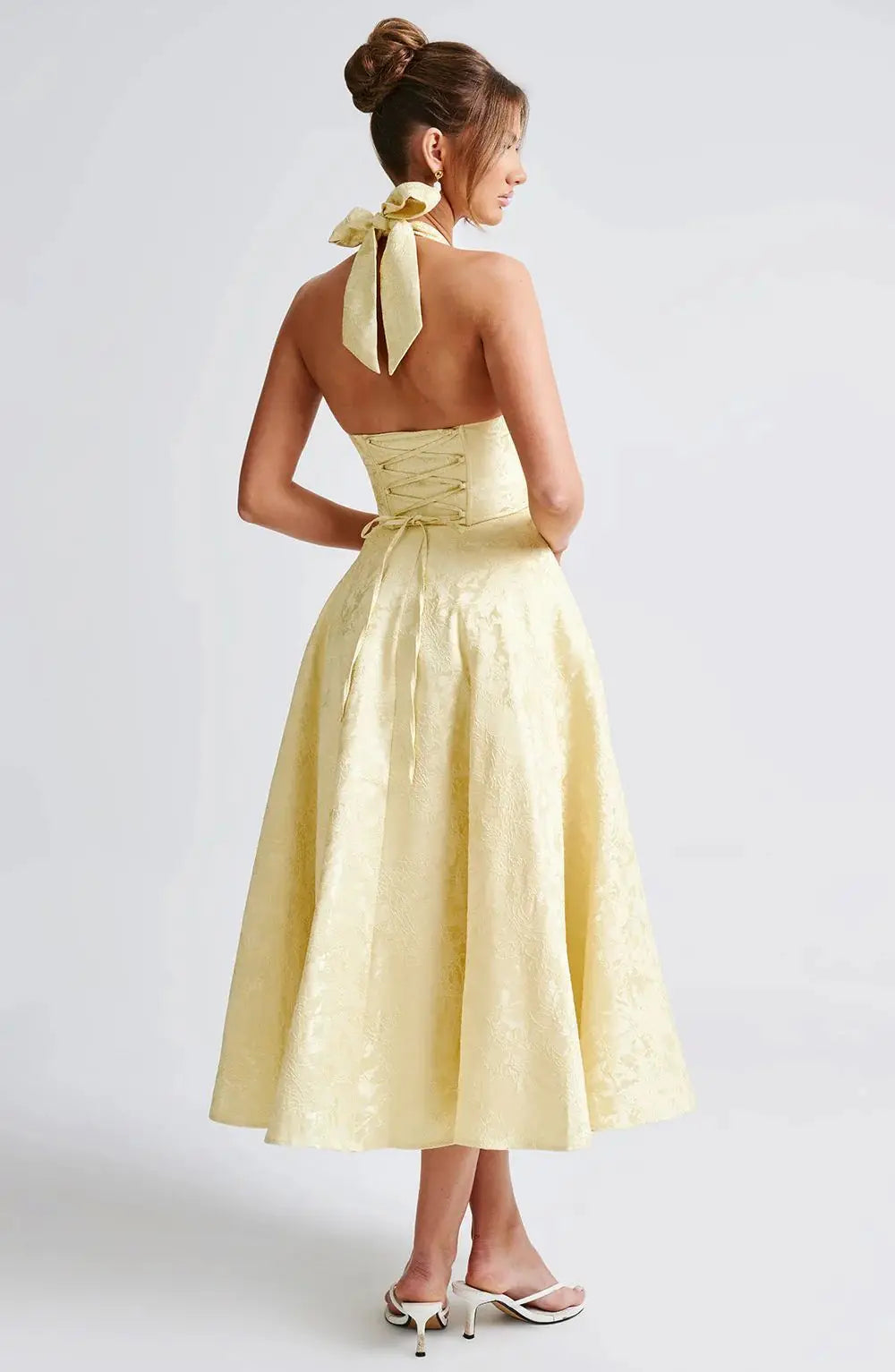 שמלת מידי בגזרת A קשירה בצוואר גב פתוח בעיטור רקמת איורי פרחים - פלורה