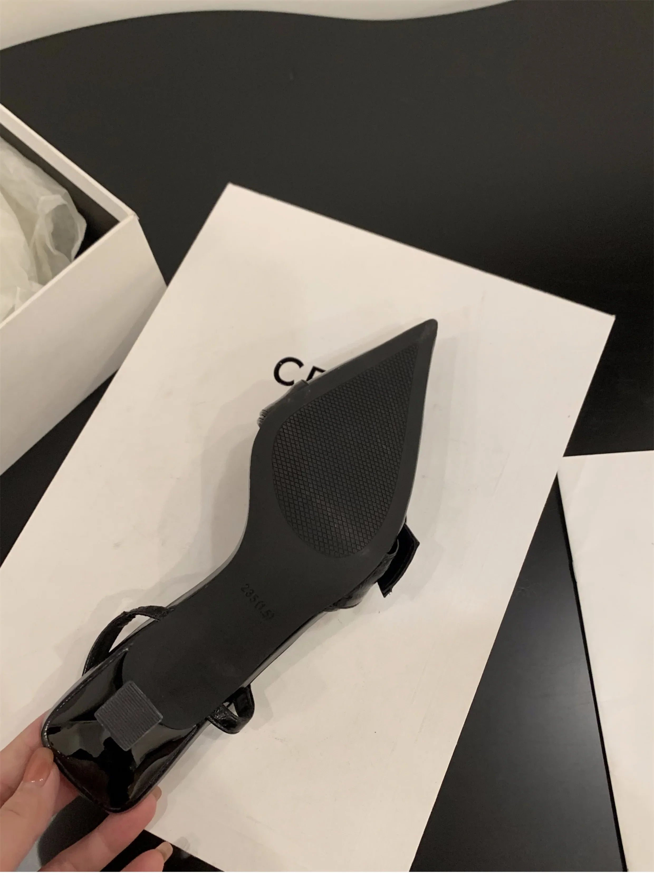 נעלי עקב שפיץ דמוי עור בעיטור חגורת אבזם - פנלופה