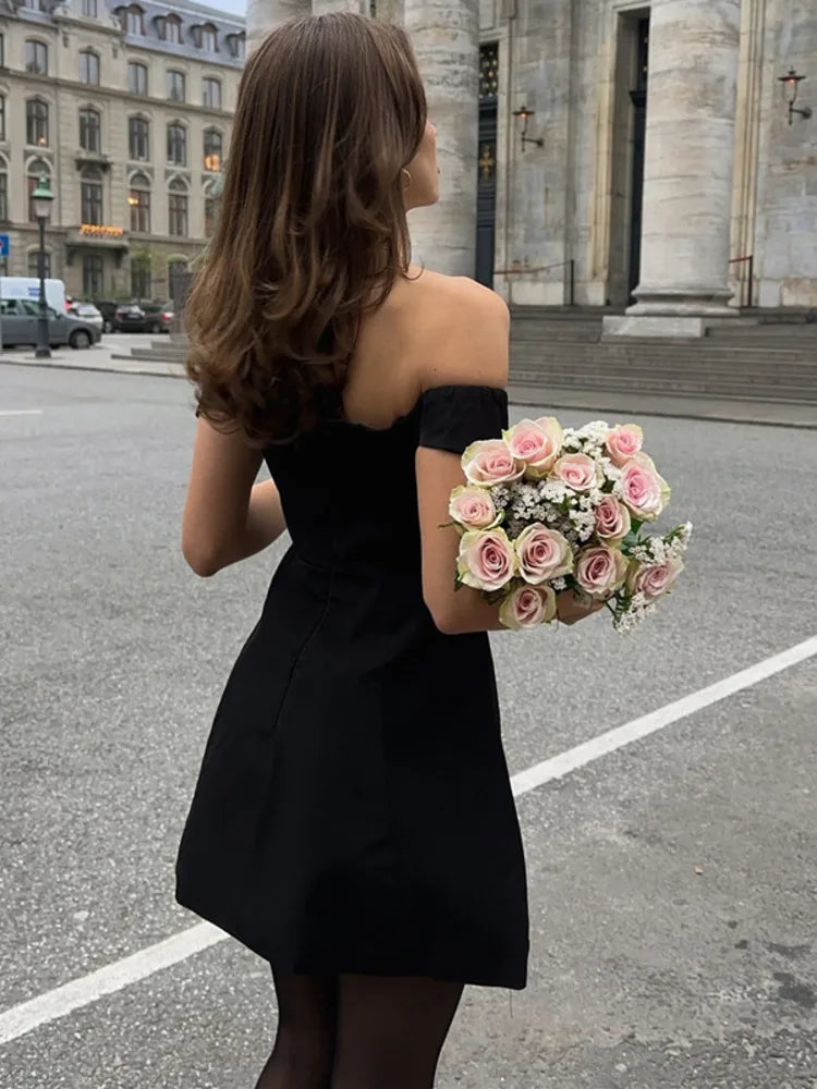 שמלת מיני בגזרת A כתפיים חשופות מחשוף V - AMOR