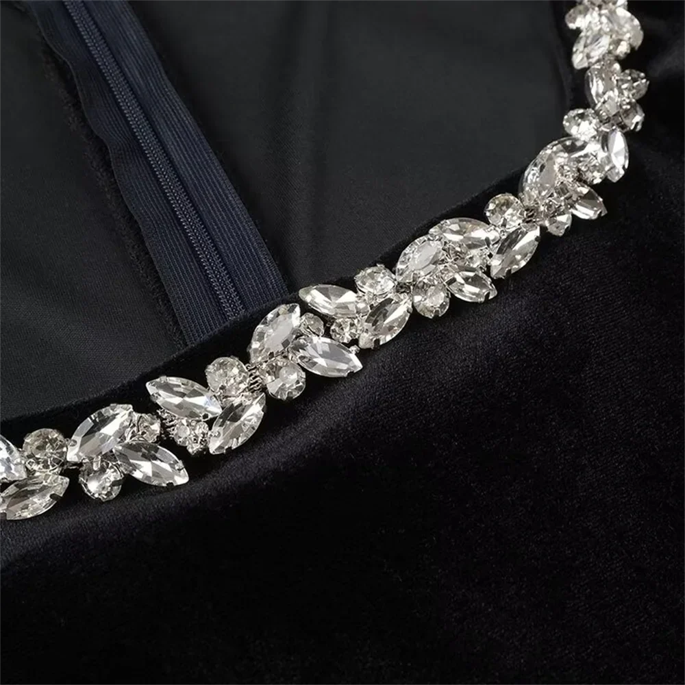 שמלת מיני קטיפה אלגנטית בעיטור יהלומים - אריאה