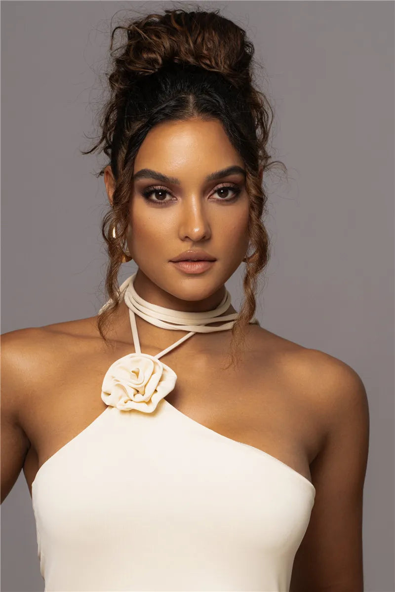 שמלת מיני כיווצים בעיצוב קשירה בצוואר בעיטור אפליקציות פרחים - ג'סמינה