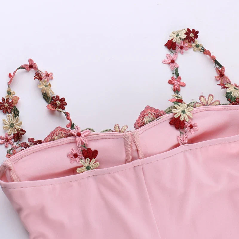 שמלת מיני בעיטור רקמת וכתפיות פרחים בעיטור חוט קשירה סאטן - ליליה