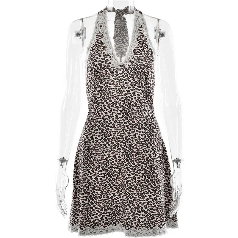 שמלת מיני מנומרת בעיצוב קשירה בצוואר וגב פתוח בעיטור תחרה - נלה