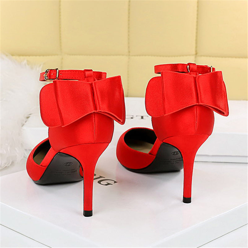 נעלי עקב שפיץ בד משי בעיטור פפיון - BIANCA