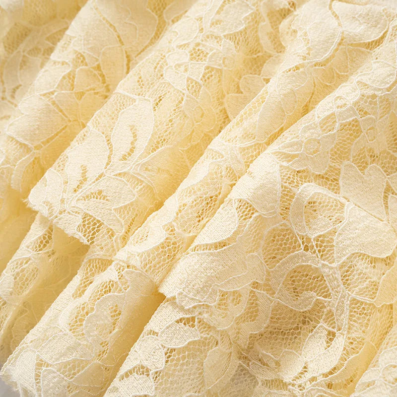 שמלת מיני תחרה כתפיים חשופות בעיטור חוטי קשירה במותן ובידיים - Aviana