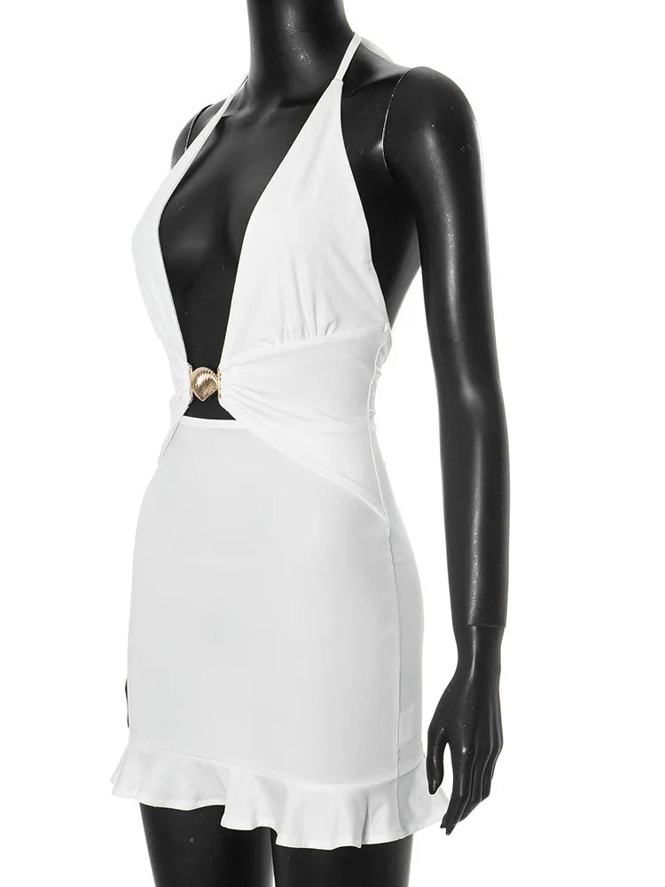 שמלת מיני קשירה בצוואר מחשוף V עמוק בעיטור אבזם צדפת זהב - אסטרז'ה