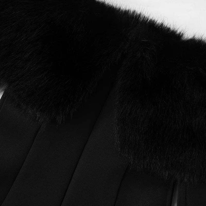 שמלת מיני כתפיים חשופות בגזרת A בעיטור פרוות נוצות - אירה