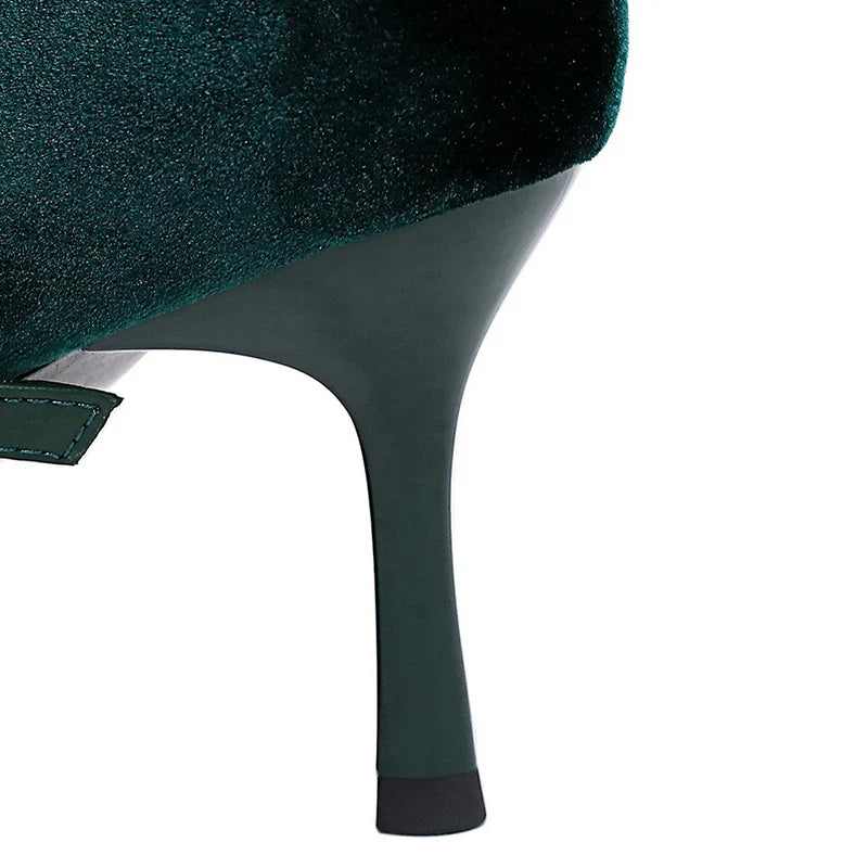 נעלי עקב שפיץ בעיטור אבזם בד קטיפה בשילוב דמוי עור - MABEL