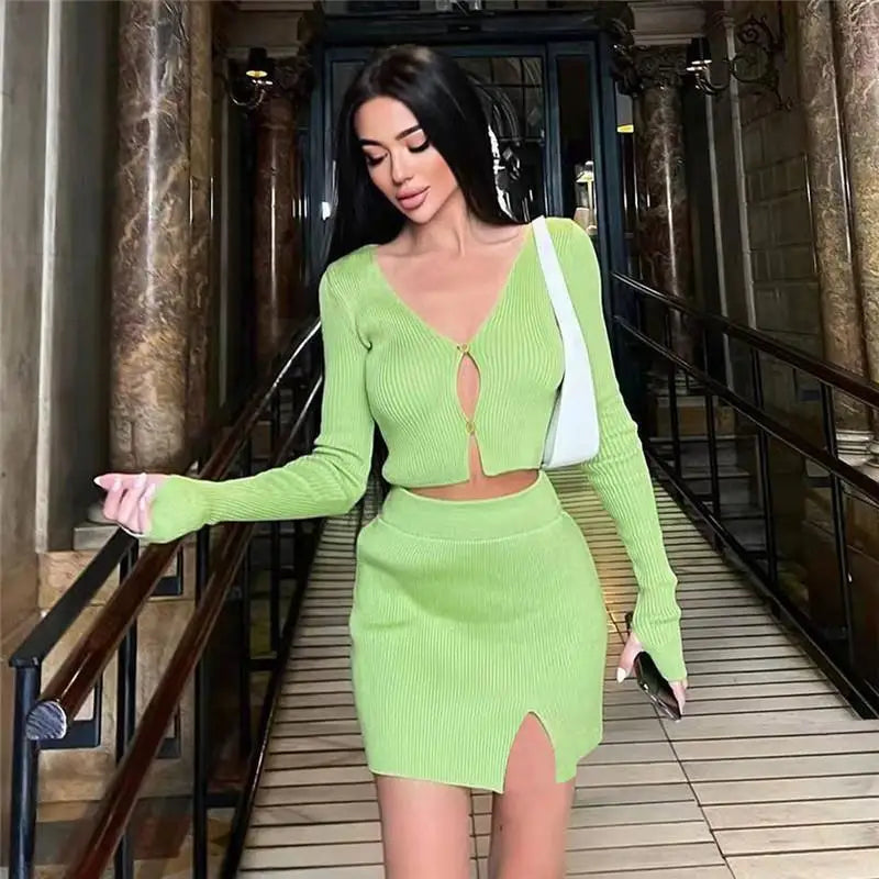 סט סרוג חצאית מיני וחולצת סגירת כפתורים - כרמי