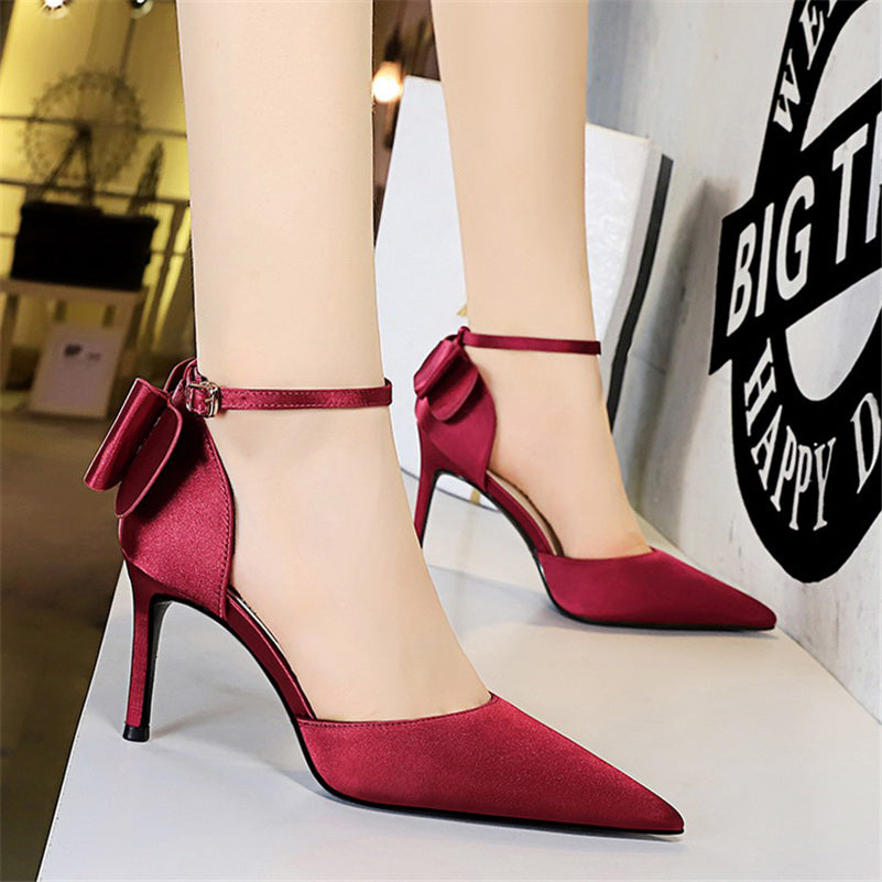 נעלי עקב שפיץ בד משי בעיטור פפיון - BIANCA