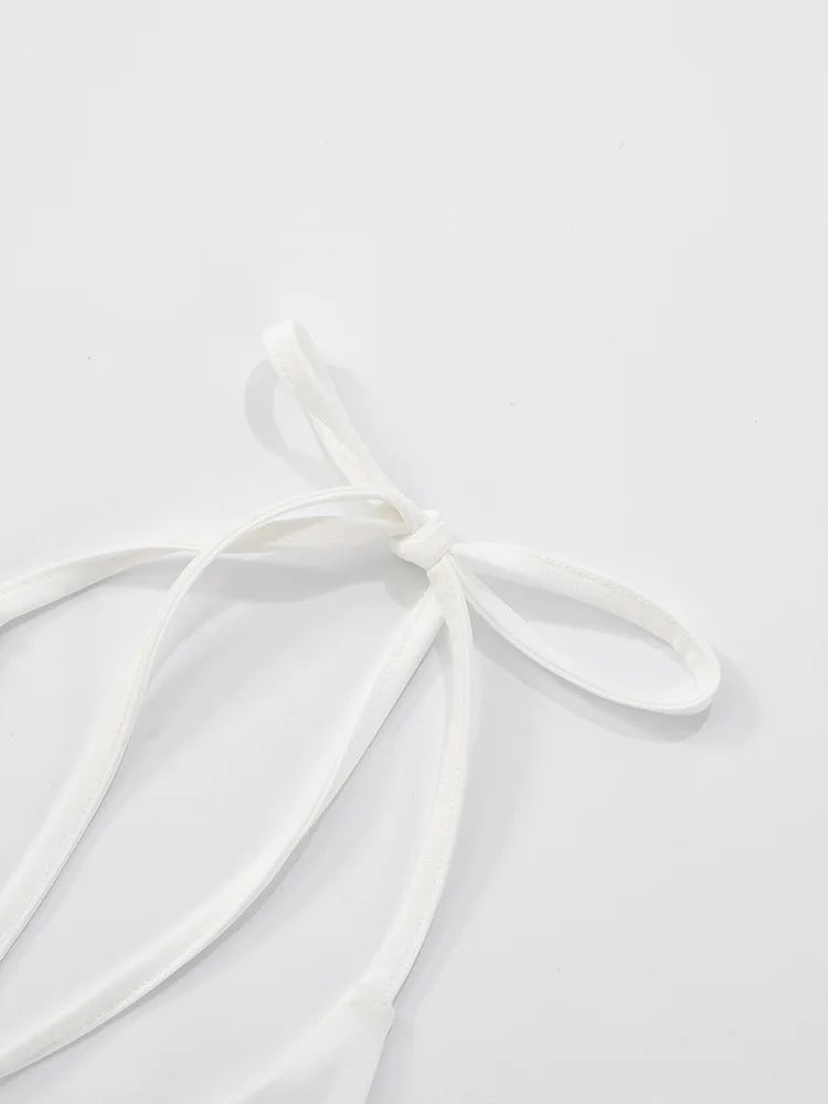 שמלת מיני קשירה בצוואר מחשוף V עמוק בעיטור אבזם צדפת זהב - אסטרז'ה