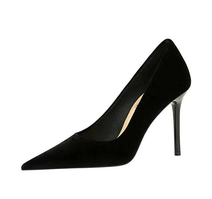 נעלי עקב שפיץ בד קטיפה -לונאר