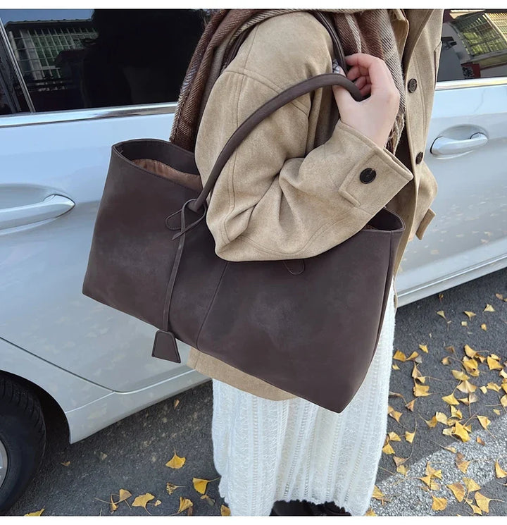 Suede bag with classic design