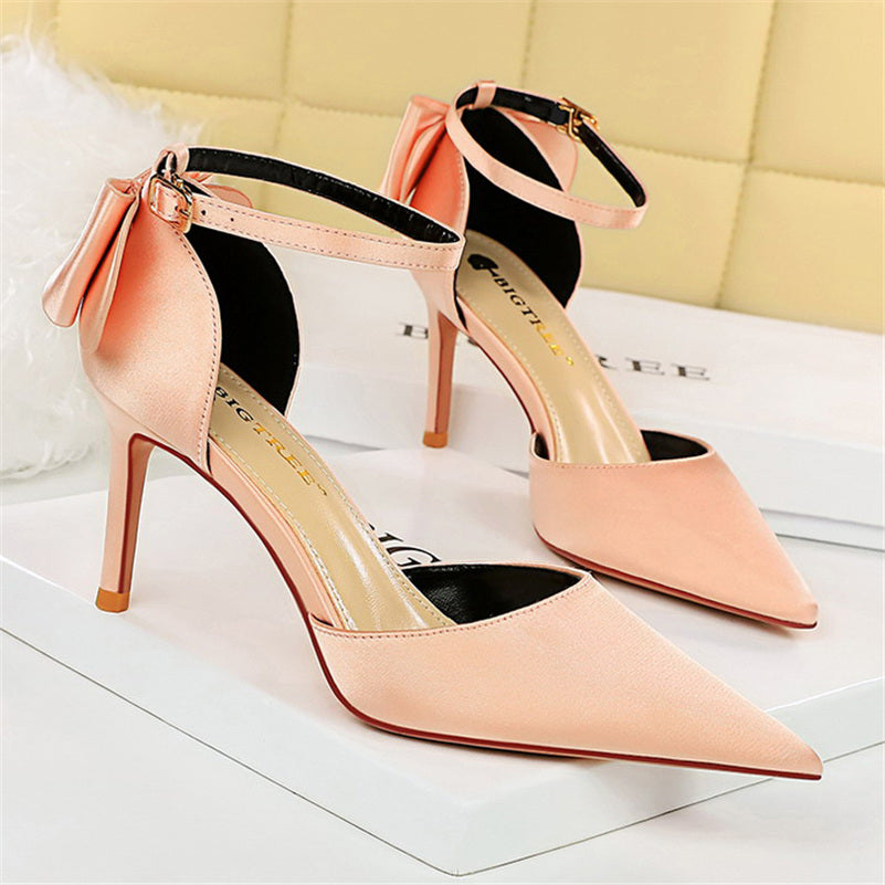 נעלי עקב שפיץ בד משי בעיטור פפיון - BIANCA