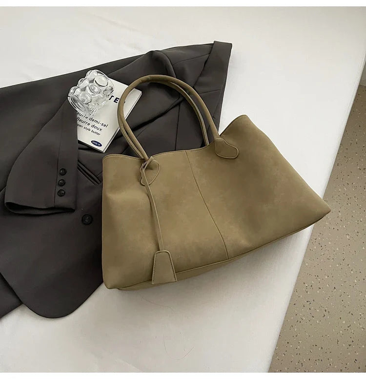 Suede bag with classic design
