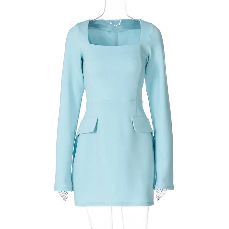 שמלת מיני מחויטת בגזרת A בעיצוב קשירה בגב להצמדה במותן בעיטור כיסים - יאר