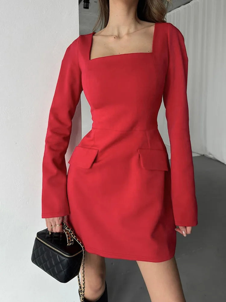 שמלת מיני מחויטת בגזרת A בעיצוב קשירה בגב להצמדה במותן בעיטור כיסים - יאר