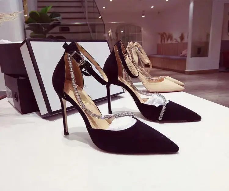 נעלי עקב שפיץ זמש בעיטור זרקונים - LIV