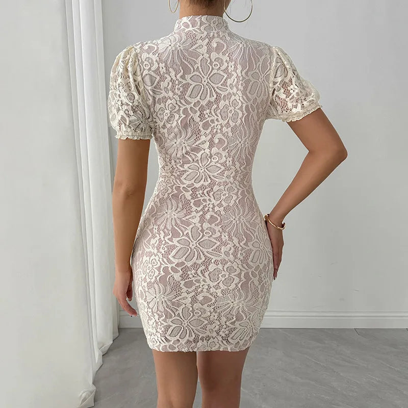 שמלת מיני תחרה צווארון גולף בעיטור כפתור - קימורה