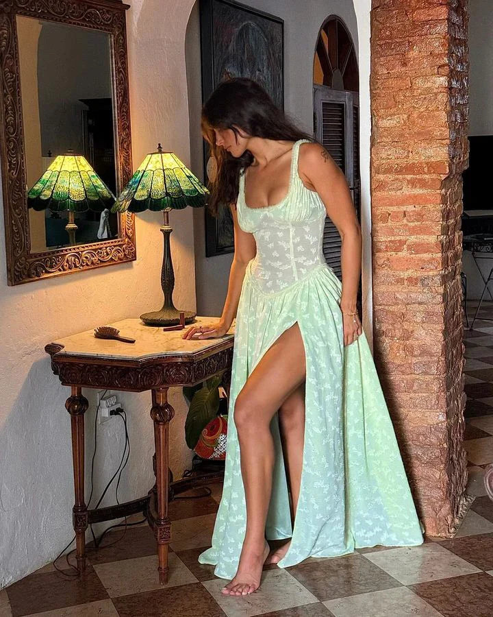 שמלת מקסי שיפון בעיטור רקמת פרחים בגזרת A בעיצוב שסע - Alejandra