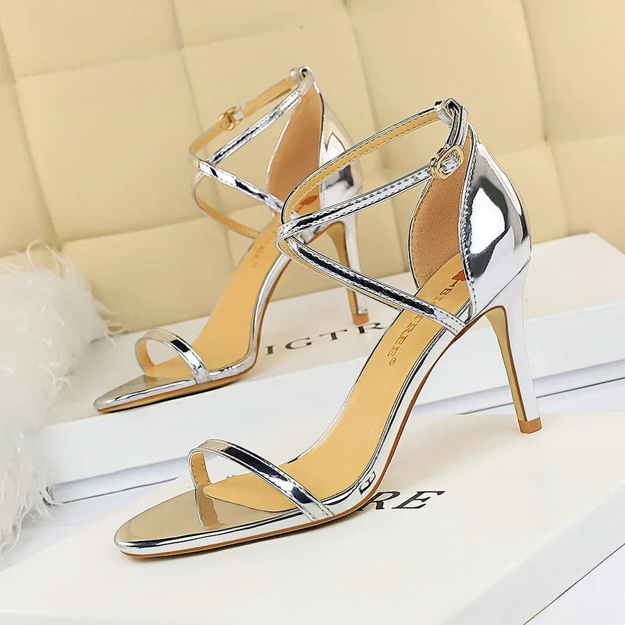 סנדלי עקב מבריקות בעיצוב רצועות קרוס - MAX