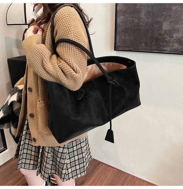 Suede bag with classic design