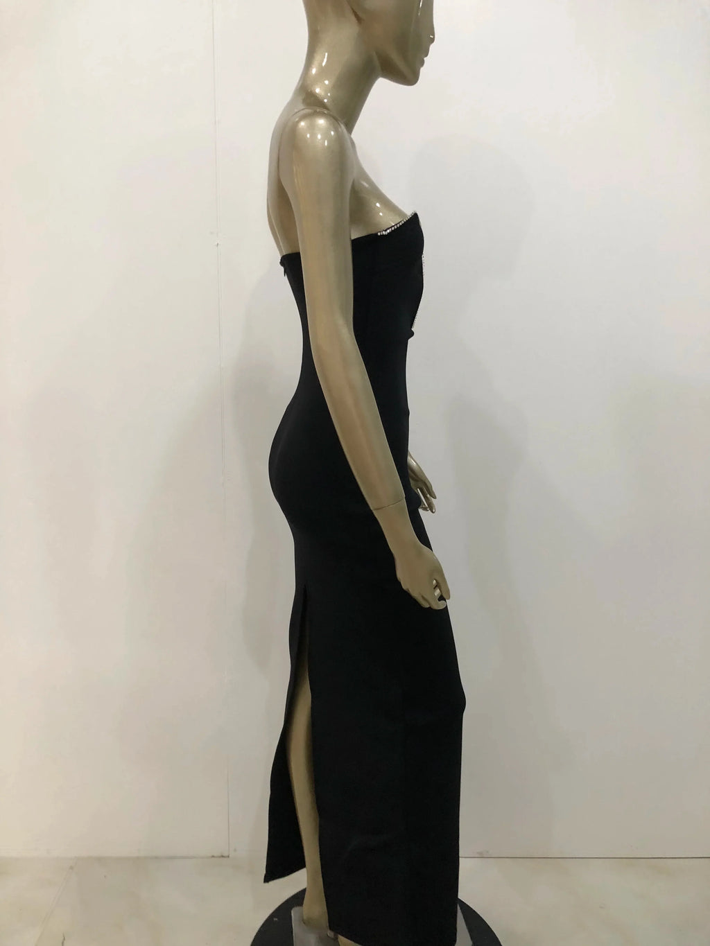 שמלת מקסי סטרפלס צמודה בד מחטב ואוסף בעיטור זרקונים בחזה - CINDY