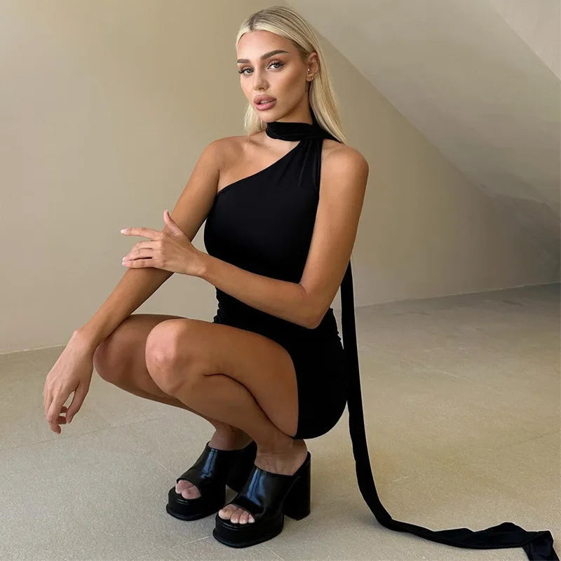 שמלת מיני גב פתוח צווארון אסימטרי בעיטור קשירה בצוואר - ריין