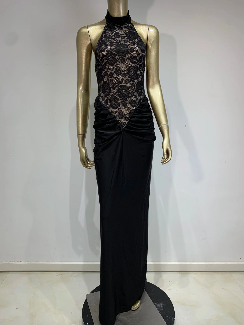 שמלת מקסי כיווצים בגזרת קולר בעיצוב תחרה אטומה גב פתוח - Elliana