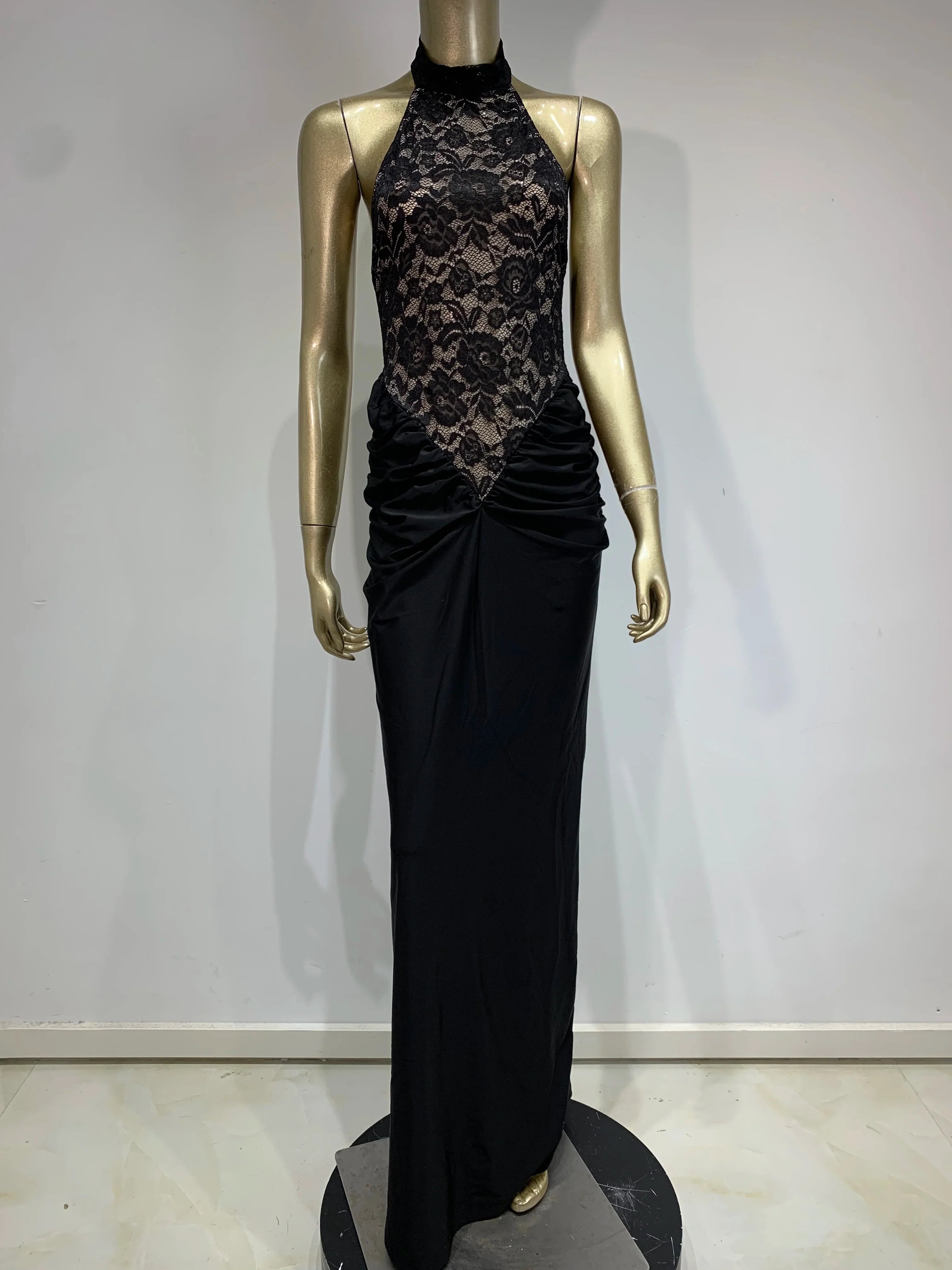 שמלת מקסי כיווצים בגזרת קולר בעיצוב תחרה אטומה גב פתוח - Elliana