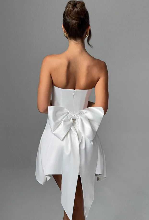 שמלת מיני סטרפלס סאטן בגזרת A בעיטור פפיון בעיצוב אסימטרי - Roselyn