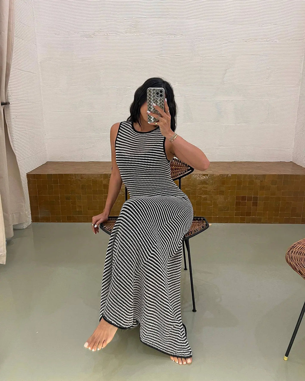 שמלת מקסי סרוגה פסים שחור לבן - אריקה