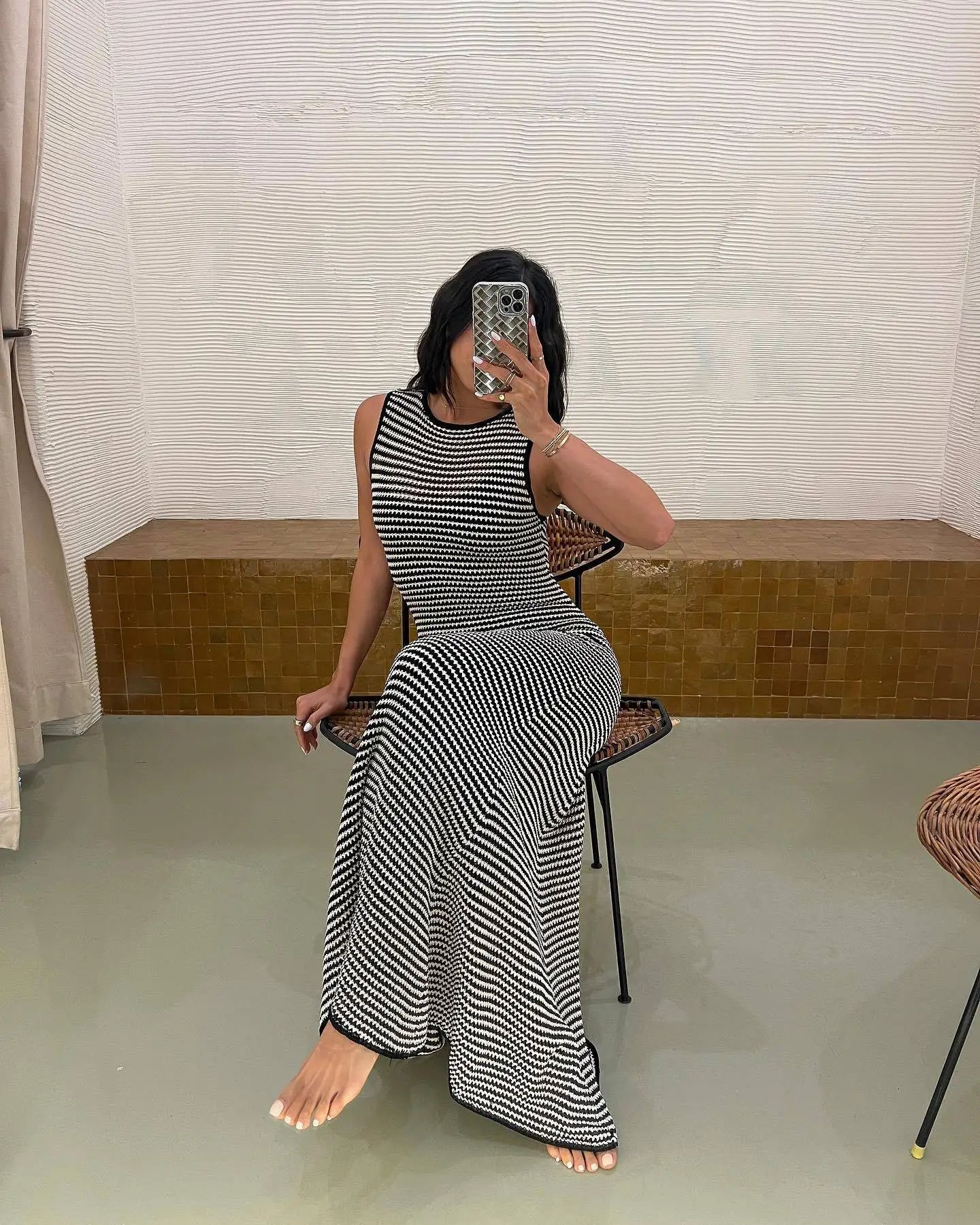שמלת מקסי סרוגה פסים שחור לבן - אריקה