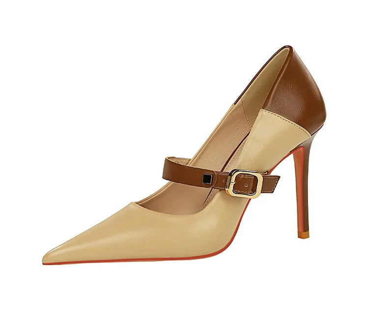 נעלי עקב שפיץ דמוי עור בעיטור אבזם - MARGARET