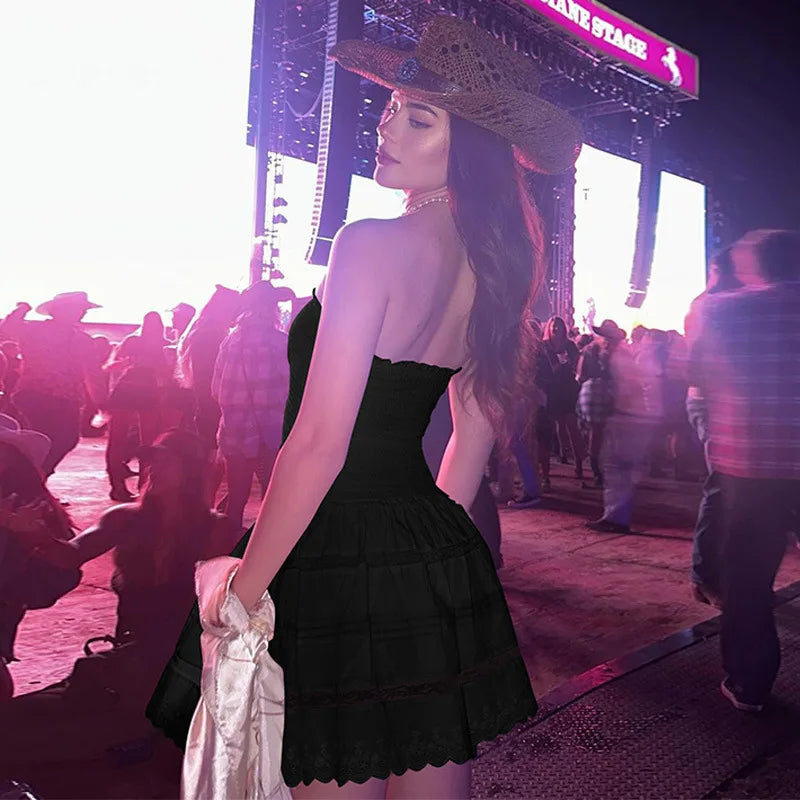 שמלת מיני סטרפלס בגזרת A בעיצוב כיווצים בעיטור תחרה - לאבין