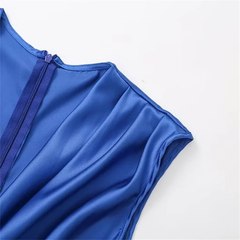 שמלת מידי סאטן בעיצוב כיווצים ומחשוף עמוק - ברי