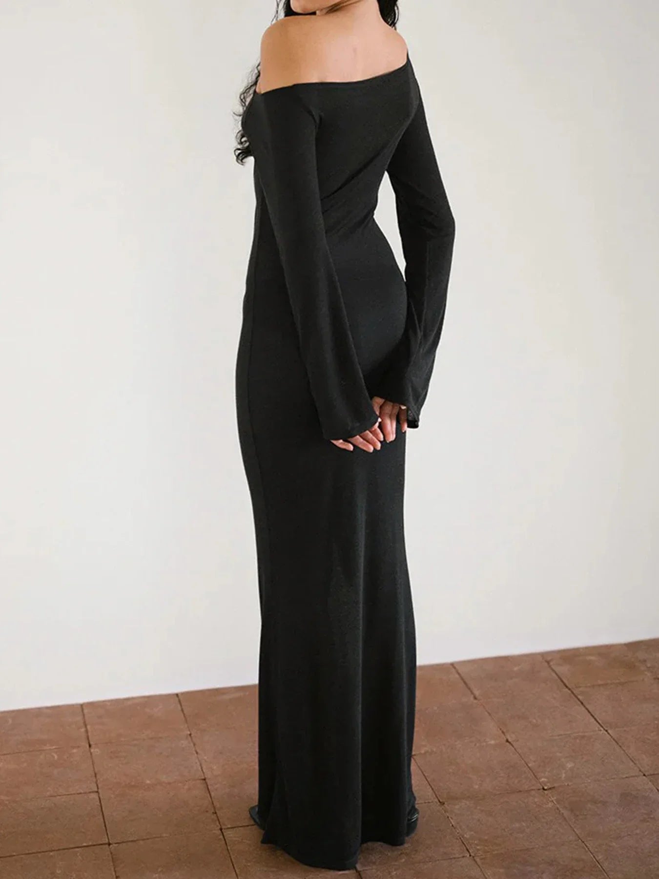 שמלת מקסי בעיצוב כתף חשופה - סאפ