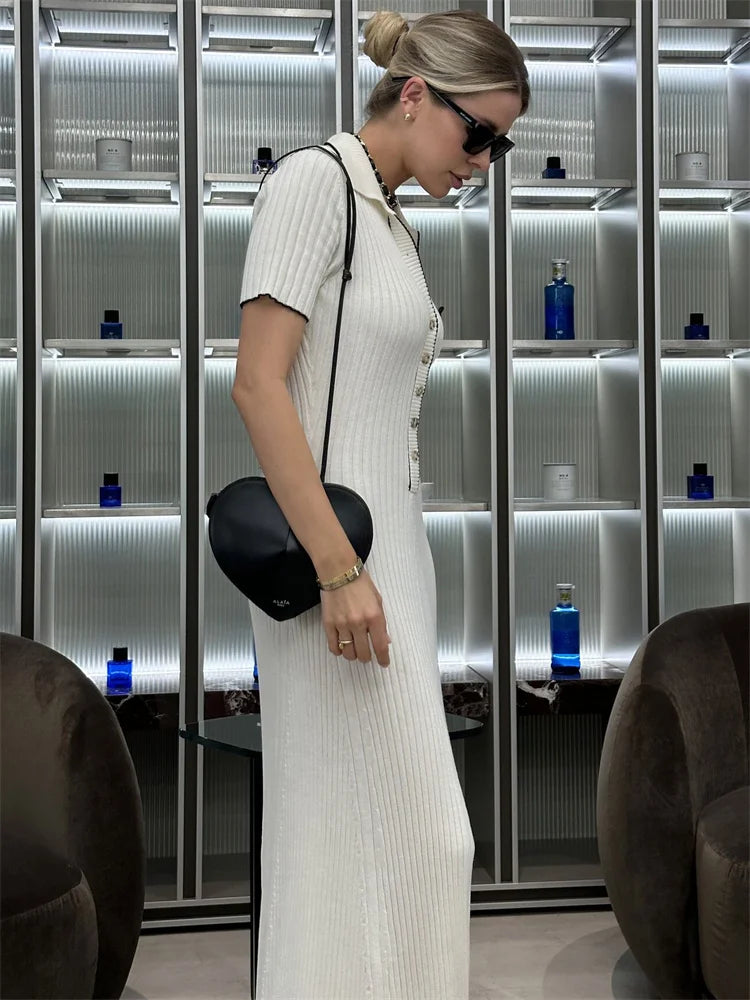 שמלת מקסי סרוגה בעיצוב אלגנטי בעיטור כפתורים - Ivanna