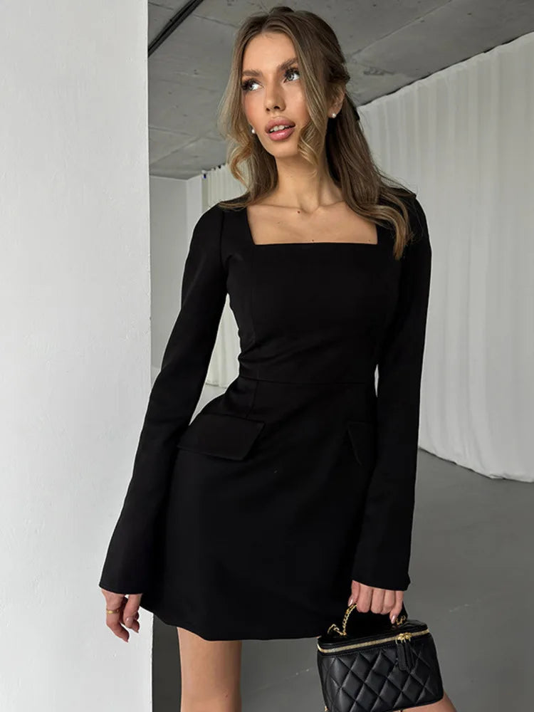 שמלת מיני מחויטת בגזרת A בעיצוב קשירה בגב להצמדה במותן בעיטור כיסים - יאר