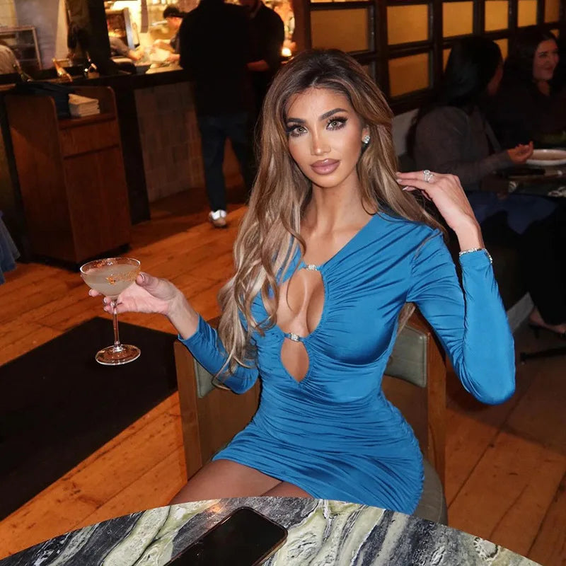 שמלת מיני צמודה בעיצוב פתחים ואבזמי זרקונים - מייס