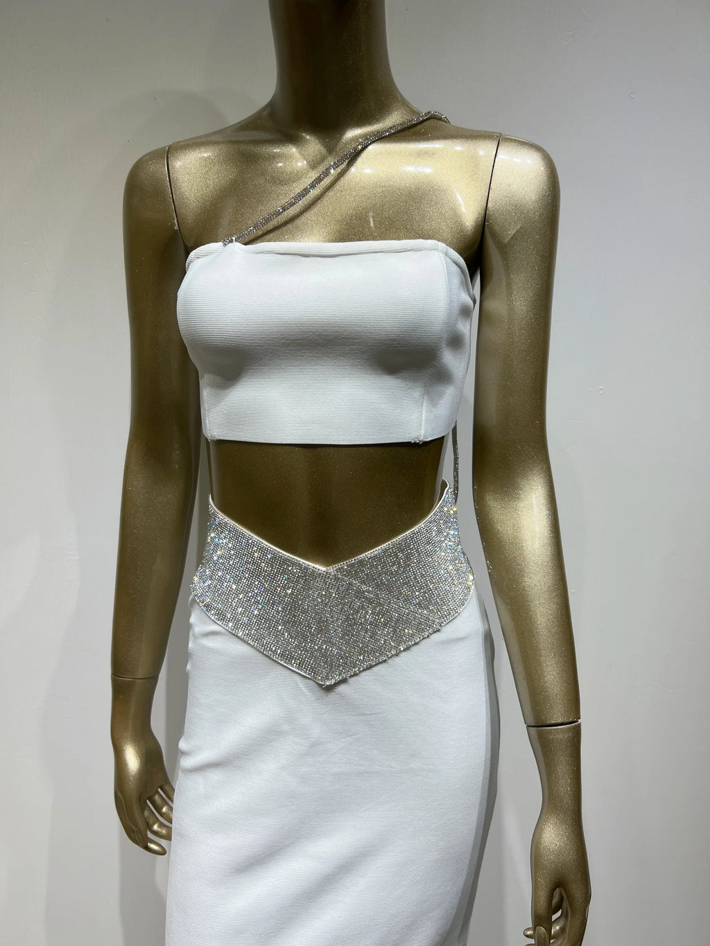 סט שני חלקים בעיטור זרקונים חצאית מקסי וטופ סטרפלס - LUAN