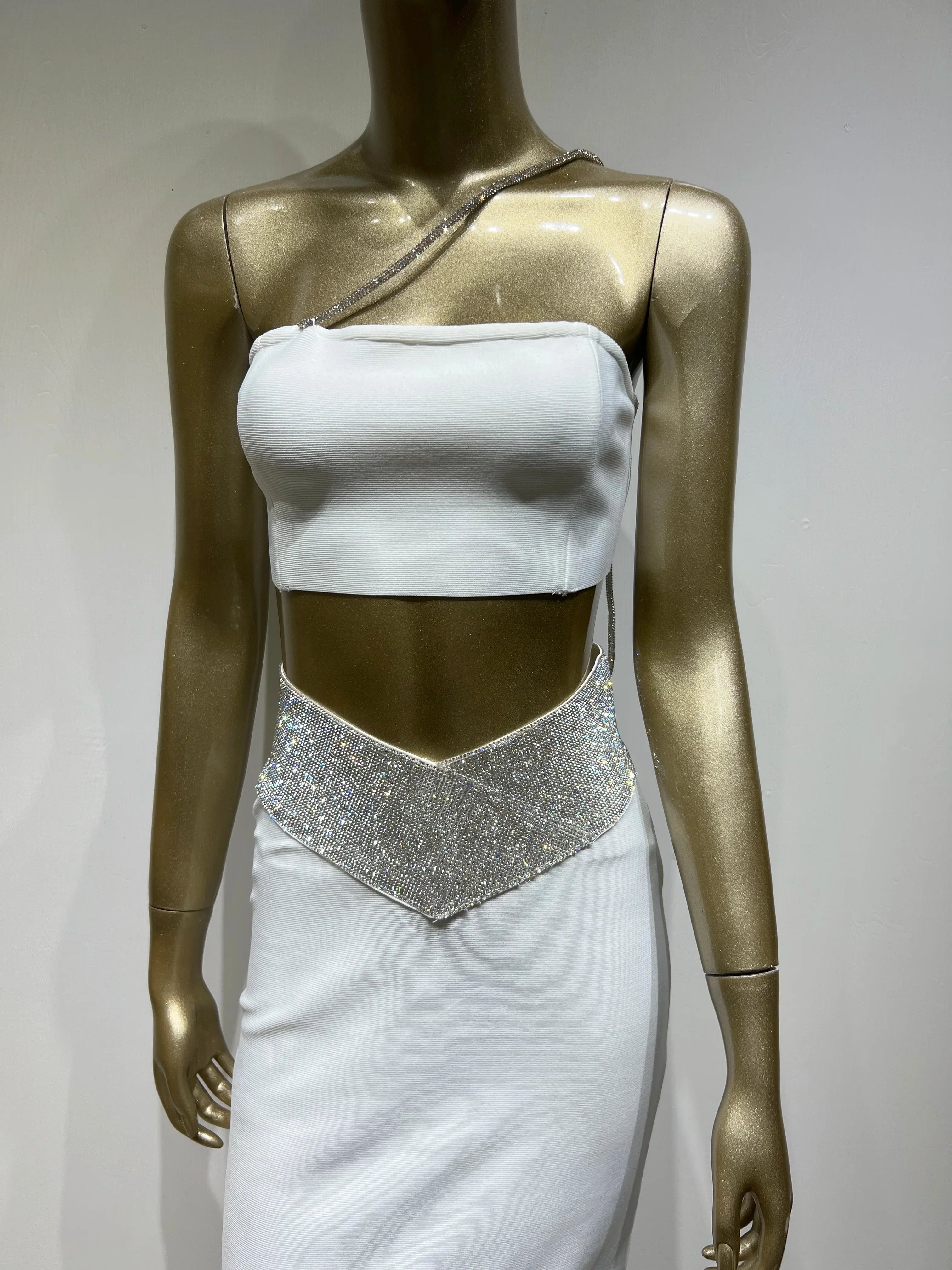 סט שני חלקים בעיטור זרקונים חצאית מקסי וטופ סטרפלס - LUAN