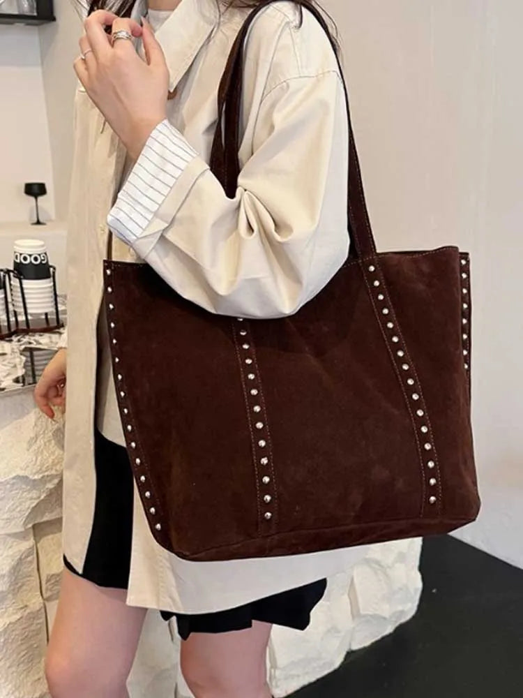 Suede bag with classic design