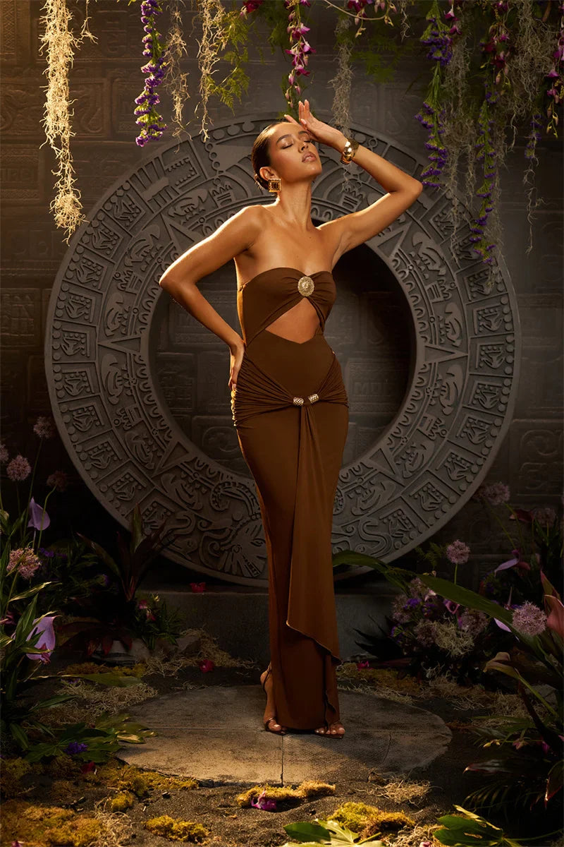 שמלת מקסי סטרפלס בעיצוב פתח ושובל בעיטור אבזמים - טאליה