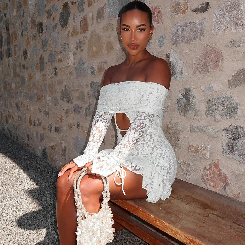 שמלת מיני תחרה כתפיים חשופות בעיטור חוטי קשירה במותן ובידיים - Aviana