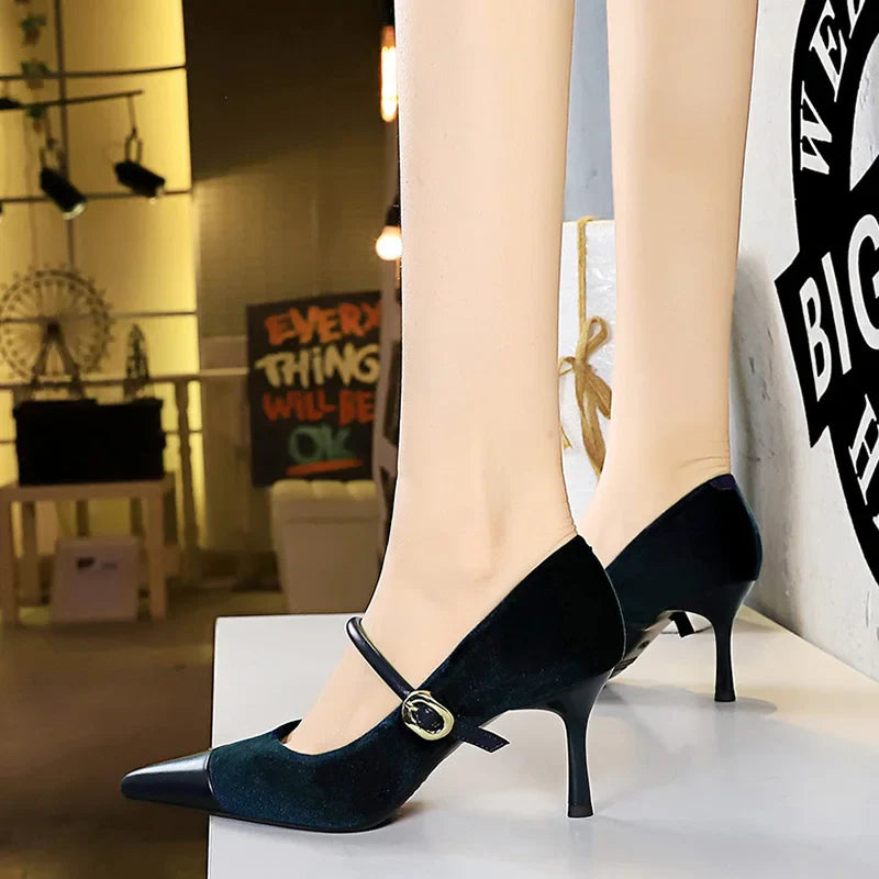 נעלי עקב שפיץ בעיטור אבזם בד קטיפה בשילוב דמוי עור - MABEL